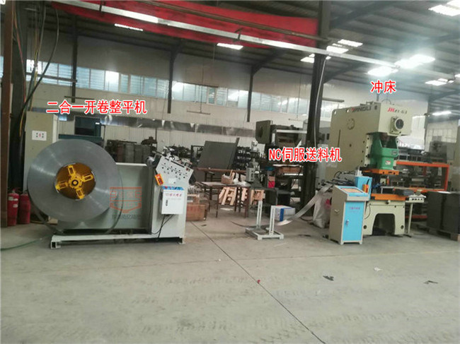 200卷料自動(dòng)沖壓伺服送料機二合一料架整平機加疊料臺生產(chǎn)線(xiàn)視頻