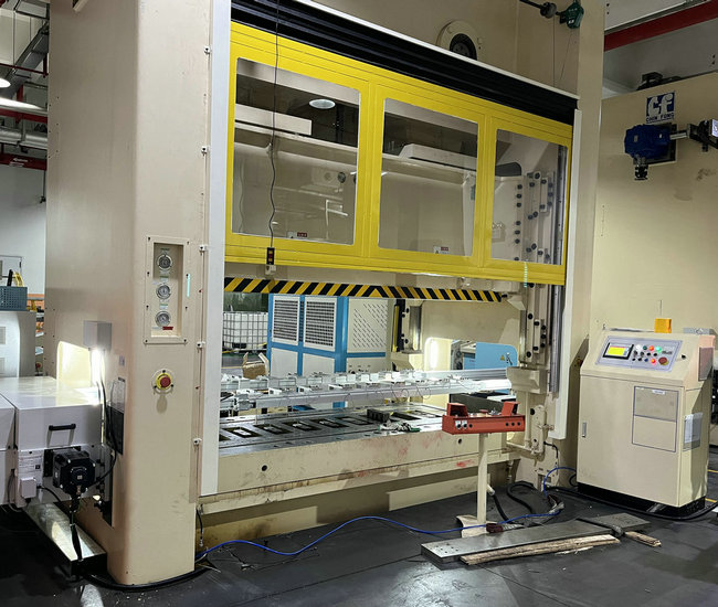 沖床多工位二次元機械手 電池殼自動(dòng)沖床機械手生產(chǎn)線(xiàn)視頻