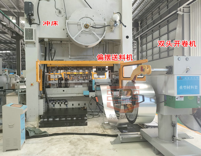 左右偏擺送料機搭配雙頭開(kāi)卷機使用可以實(shí)現節省材料高效率生產(chǎn)