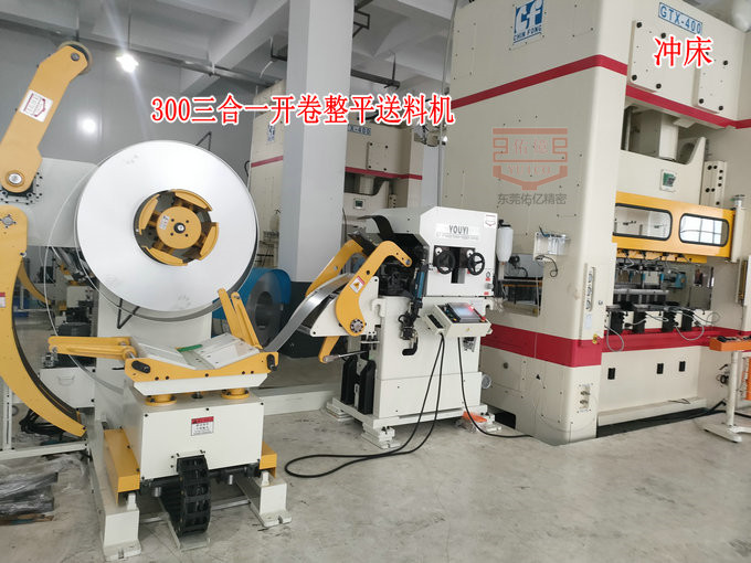 三合一開(kāi)卷整平送料機在新能源鋰電池蓋板沖壓中的應用